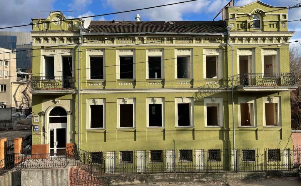 Керівник БЕБ Києва Назар Константинов отримав у подарунок від батьків купу нерухомості, а його дружина-прокурорка придбала люксове авто за 2,6 млн грн