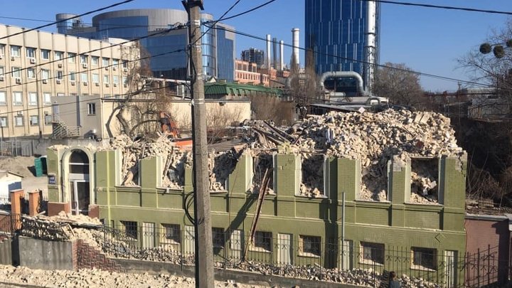 Керівник БЕБ Києва Назар Константинов отримав у подарунок від батьків купу нерухомості, а його дружина-прокурорка придбала люксове авто за 2,6 млн грн