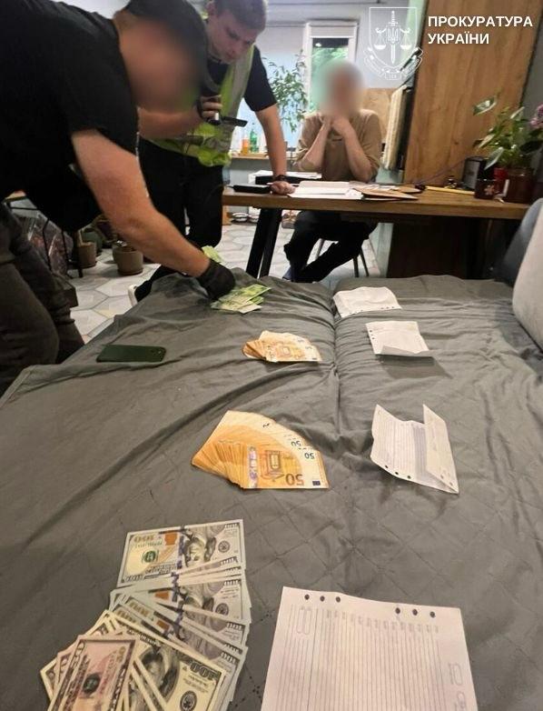 У Києві перед судом постануть троє чоловіків, які за гроші пропонували військовозобов’язаним зняття з розшуку, бронювання та відстрочку від служби 2 У Києві перед судом постануть троє чоловіків, які за гроші пропонували військовозобов’язаним зняття з розшуку, бронювання та відстрочку від служби