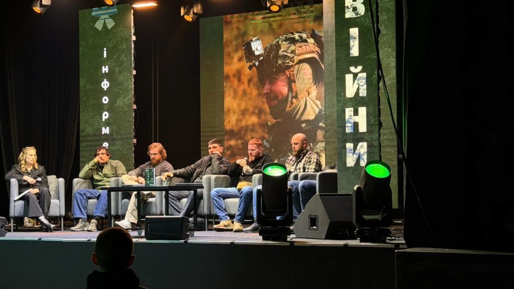 Книга "Епізоди війни": у Києві презентували книгу зі 100 історіями бійців про найгарячіші бої