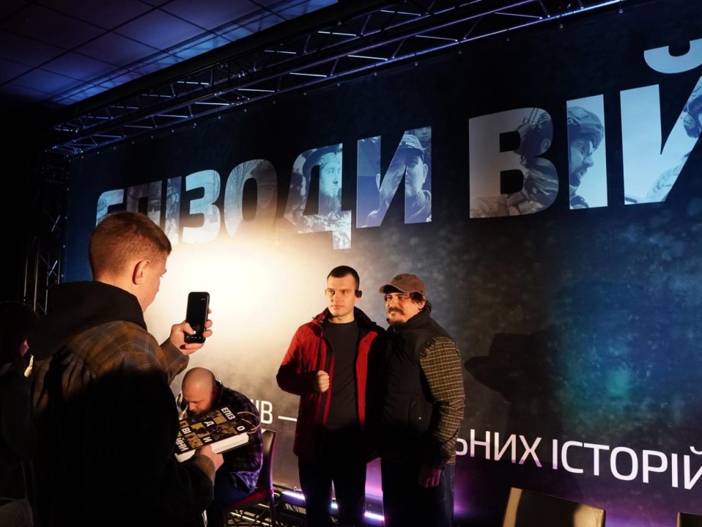 Книга "Епізоди війни": у Києві презентували книгу зі 100 історіями бійців про найгарячіші бої