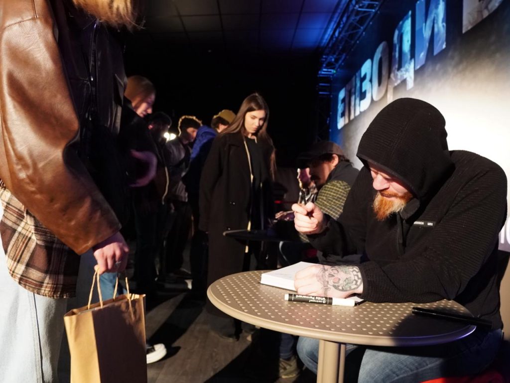 Книга "Епізоди війни": у Києві презентували книгу зі 100 історіями бійців про найгарячіші бої