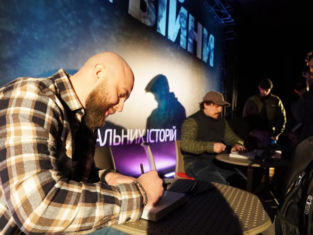 Книга "Епізоди війни": у Києві презентували книгу зі 100 історіями бійців про найгарячіші бої