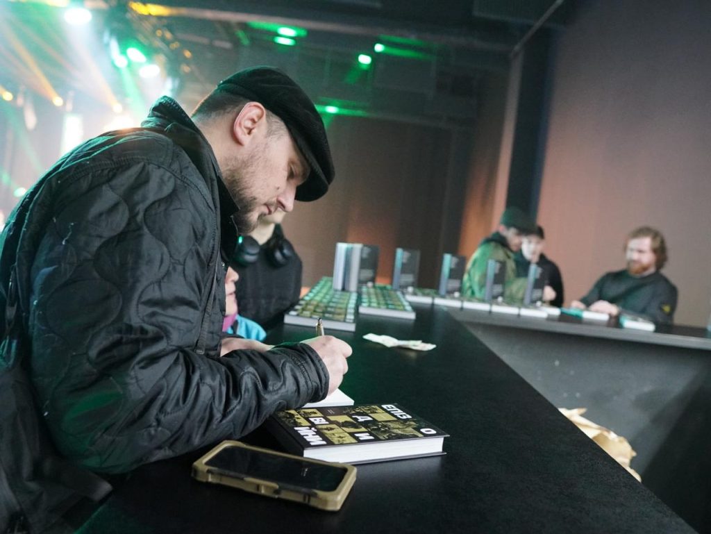 Книга "Епізоди війни": у Києві презентували книгу зі 100 історіями бійців про найгарячіші бої