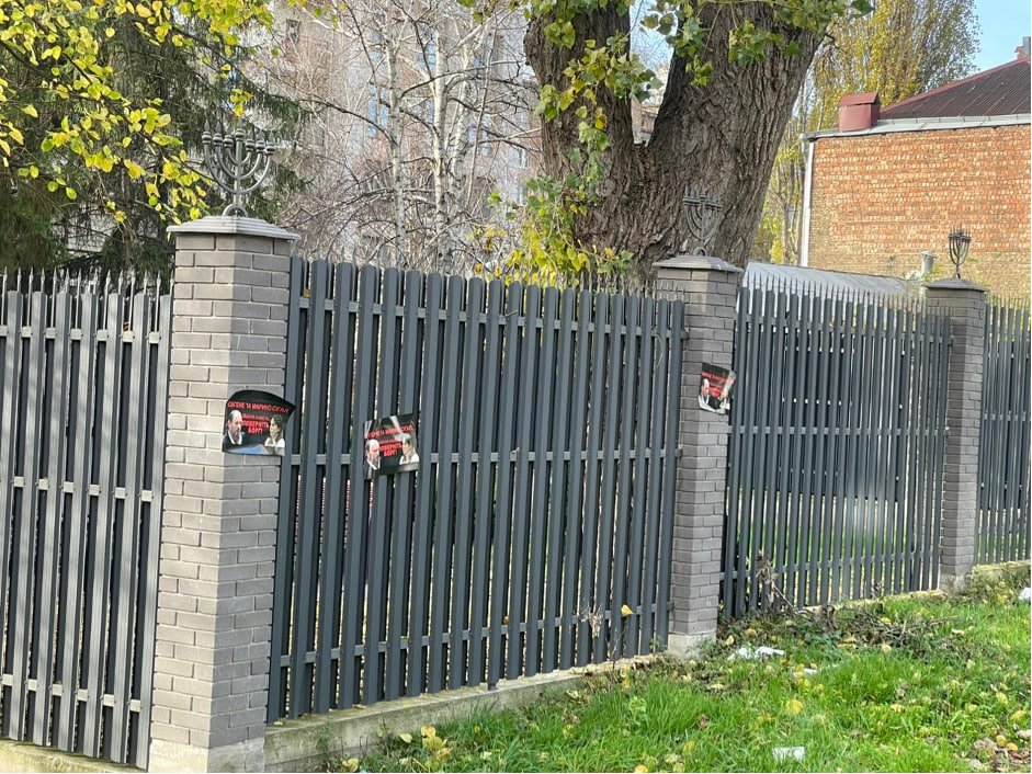 Вулиці столиці рясніють білбордами та наліпками: Євгене та Марино Сігал, майте совість, поверніть борг 3 Вулиці столиці рясніють білбордами та наліпками: Євгене та Марино Сігал, майте совість, поверніть борг