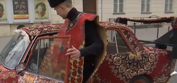 Львів'янин обшив себе та свої "Жигулі" килимами: що з цього вийшло 2 Львів'янин обшив себе та свої "Жигулі" килимами: що з цього вийшло