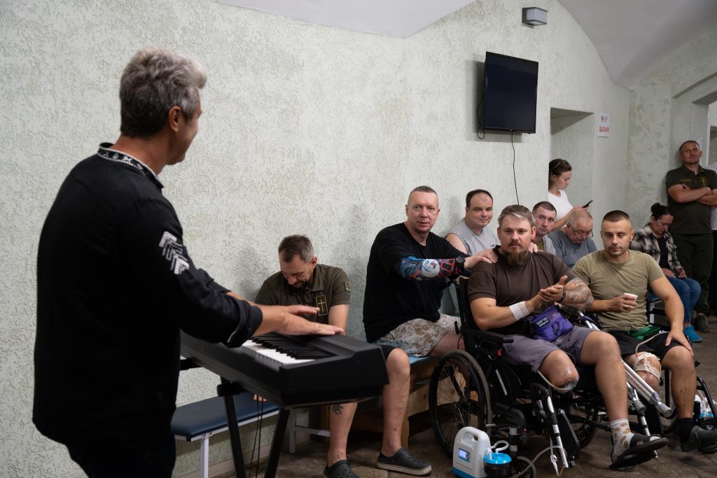 «Два світи» Євгена Хмари та виконавиці ODARA у Києві: музика, що підтримує і об’єднує 4 «Два світи» Євгена Хмари та виконавиці ODARA у Києві: музика, що підтримує і об’єднує