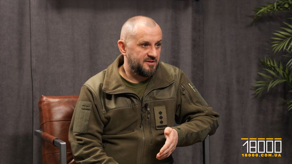 Черкаський ТЦК: про повістки поштою і на концертах, мобілізацію жінок, чоловіків і бронювання 5 Начальник ТЦК черкаси Олег Тимошенко у формі у студії медіа 18000