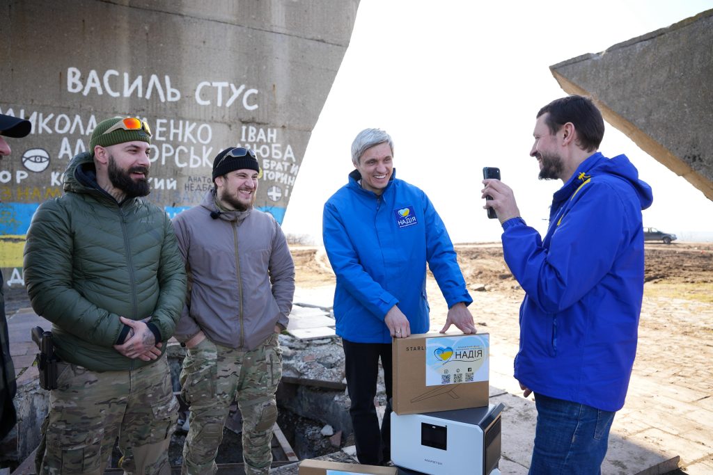 Фонд «Надія», Валерій Дубіль та Анатолій Шкрібляк зустрілися з Героєм України Владиславом Стоцьким і передали допомогу його підрозділу
